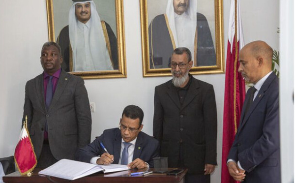 Le ministre des Affaires islamiques signe le registre de condoléances à l’ambassade de l’État du Qatar