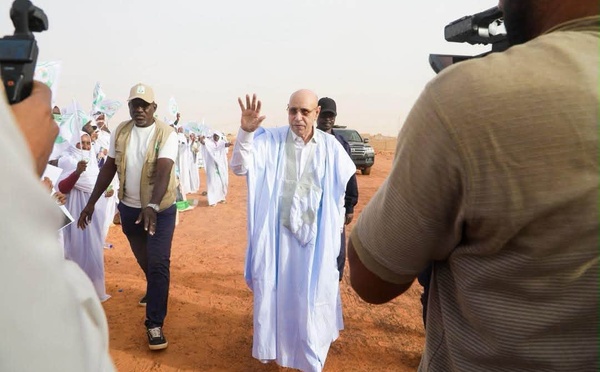 Le Président de la République salue un groupe de bénéficiaires des programmes « Taazour »
