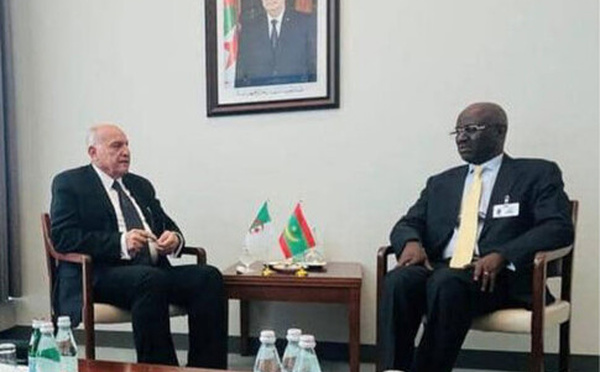 Le ministre des Affaires étrangères rencontre son homologue algérien